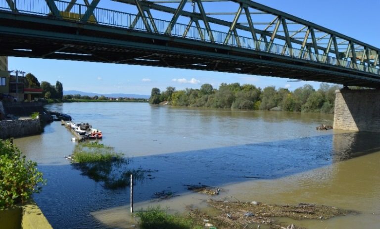 Ekološka katastrofa prijeti rijeci Savi: Pukla brana na odlagalištu tvornice sode u BiH, lužina iscurila u okoliš