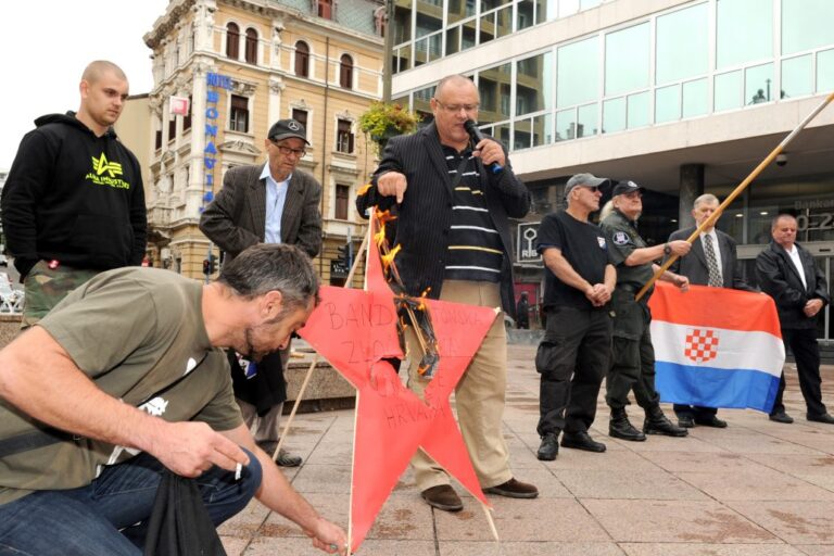 Dražen Keleminec uz svoje pristaše iz Zagreba zapalio je papirnatu crvenu zvijezdu petokraku na Jadranskom trgu ispred Riječkoga nebodera