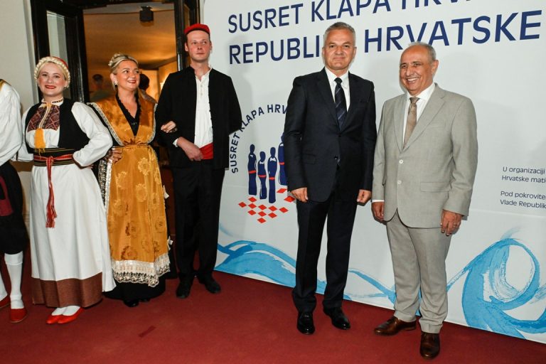 Hrvatske klape iz cijeloga svijeta pustile glas na pozornici HNK