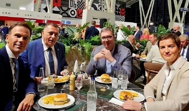 Dodik i Vučić utapali tugu u hamburgerima