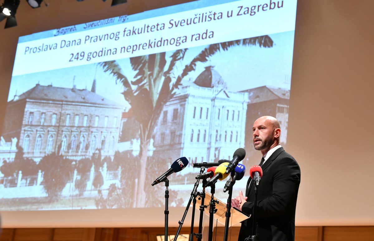 Predsjednik Milanović sudjelovao je na svečanoj sjednici Pravnog fakulteta povodom 249. obljetnice osnutka i obilježavanja Dana Pravnog fakulteta Sveučilišta u Zagrebu Predsjednik Milanović na obilježavanju Dana Pravnog fakulteta: Europska unija ne može biti naddržava, a to pokušava biti FOTO: Ured predsjednika Republike Hrvatske / Tomislav Bušljeta