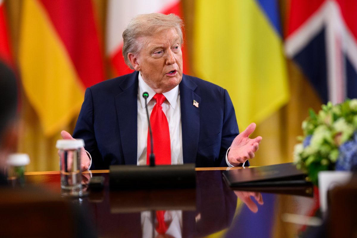 P20250818DT-0990 President Donald Trump hosts a multilateral meeting with President Volodymyr Zelenskyy of Ukraine and European leaders, Monday, August 18, 2025, in the East Room of the White House. (Official White House Photo by Daniel Torok)
